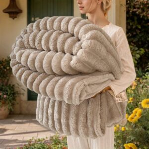 Multifunctional Imitation Rabbit Fur Blanket, Double-Sided Fleece for Warmth, Nap Blanket, Air Conditioning Blanket, Warm And Comfortable, Universal for 4 Seasons. Suitable for Office Naps, Outdoor Camping, Hiking, Fishing, Etc.